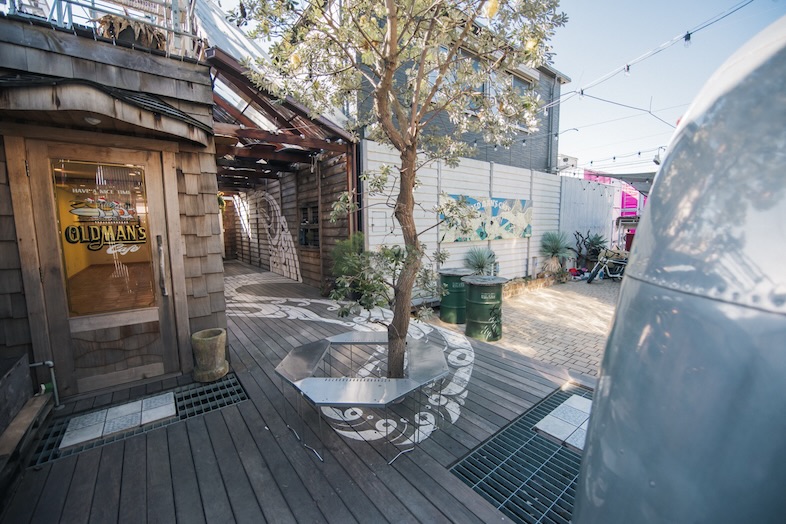 Oldman’s CAFE｜街歩きの途中で立ち寄る自然な導入カットが撮れるウッドスペース