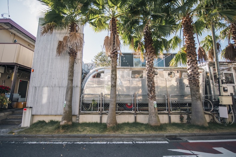 Oldman’s CAFE｜キッチンカーは宮崎から運んできたヤシの木との相性抜群