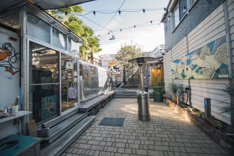 Oldman’s CAFE｜ヤシの木を通りぬける風が心地よいウッドスペース