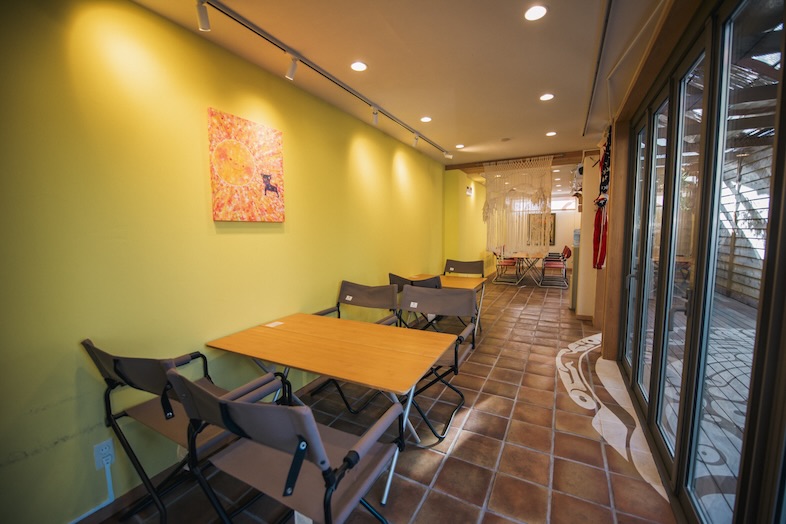 Oldman’s CAFE｜壁色と家具のコントラストが料理や人物、プロダクトを引き立てます