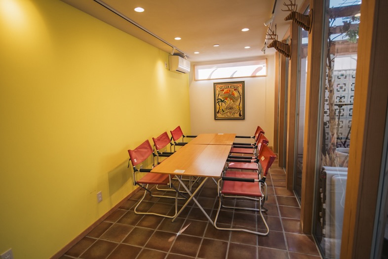 Oldman’s CAFE｜コンパクトなテーブル配置で、少人数の会話や食事シーン、チームビルディングに最適