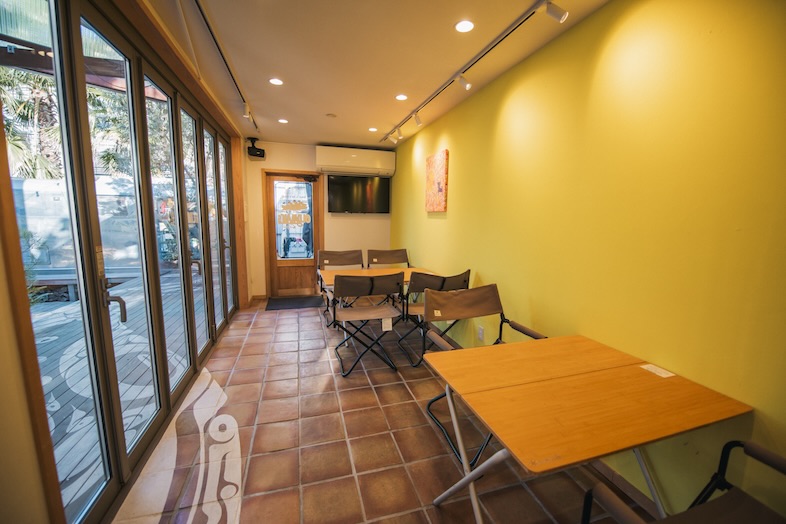 Oldman’s CAFE｜奥行きのある室内は、家具を配置しても十分に余白が生まれます