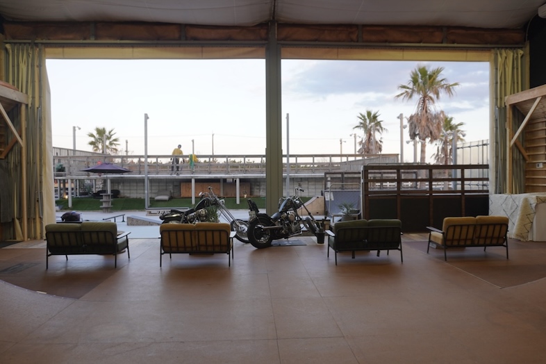 JF TORAMI STUDIO｜海を望む大開口窓で、対談動画撮影スタジオ海ロケを