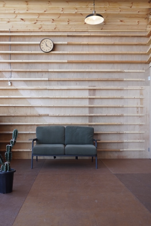 JF TORAMI STUDIO｜温かみのあるウッド壁を背景に、インタビュー・対談撮影が可能です