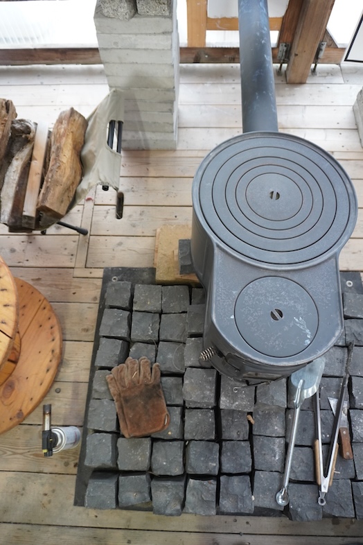 JF TORAMI STUDIO｜室内には薪ストーブを設置