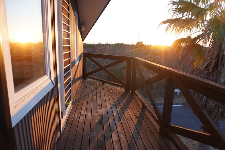 JF TORAMI STUDIO｜夕暮れのウッドデッキ