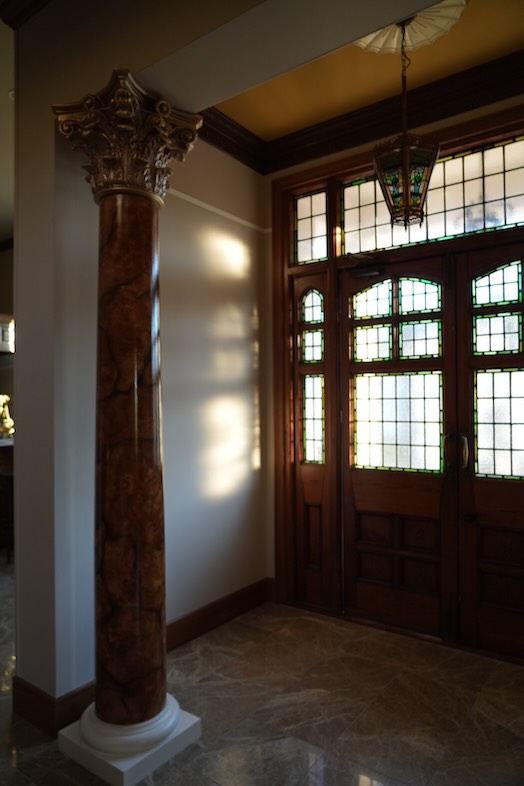 英国洋館スタジオ 地球屋｜自然光が入る窓があり、日中は柔らかい光を活かした撮影が可能