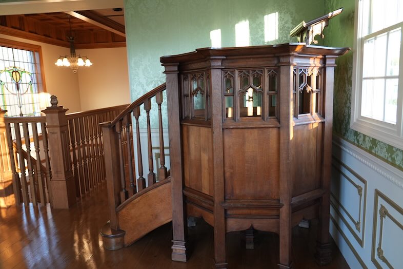 英国洋館スタジオ 地球屋｜【メダリオンサロン】1850年代に、英国教会で使用されていた説教台のある、唯一無二の空間