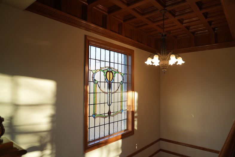 英国洋館スタジオ 地球屋｜アンティークステンドグラスなど、象徴的な撮影ポイントが多数