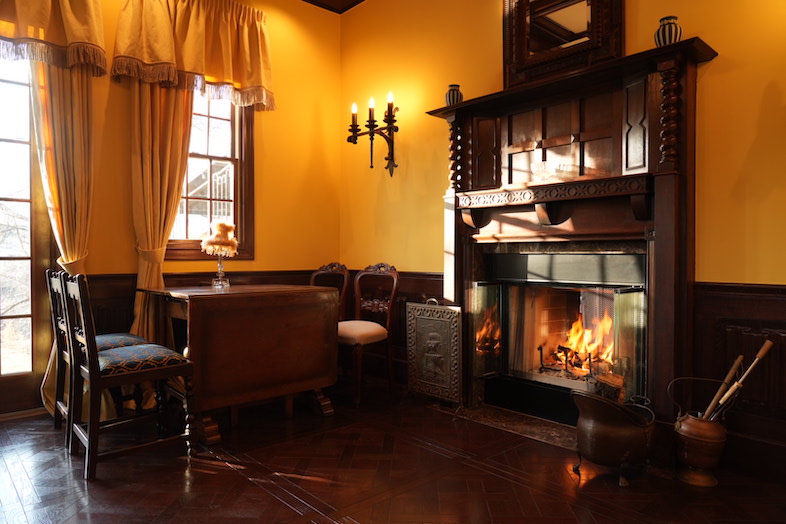 英国洋館スタジオ 地球屋｜【ヴィクトリアサロン】アンティークのマントルピースを備えた暖炉は、実際に火を灯すことが可能