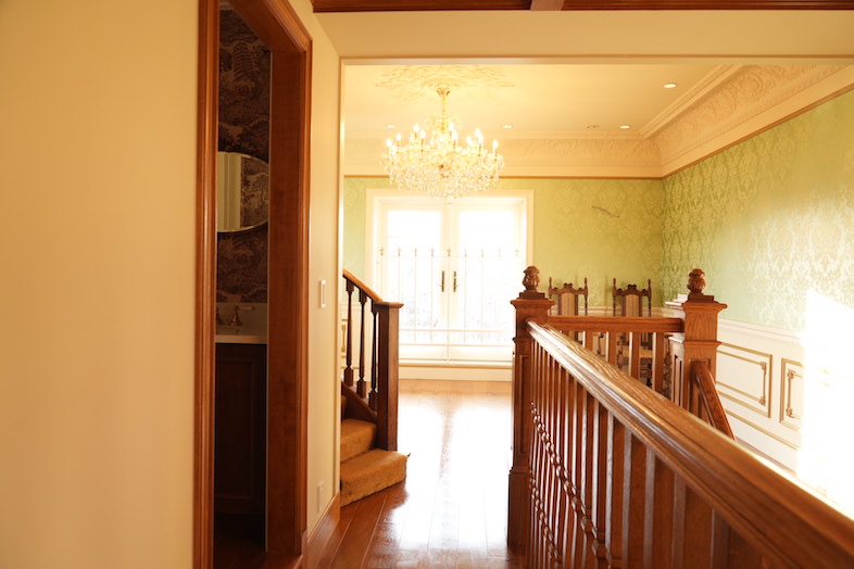 英国洋館スタジオ 地球屋｜【メダリオンサロン】