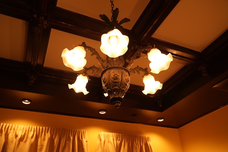 英国洋館スタジオ 地球屋｜【ヴィクトリアサロン】アンティークシャンデリアと、格天井から生み出すクラシカルな奥行き