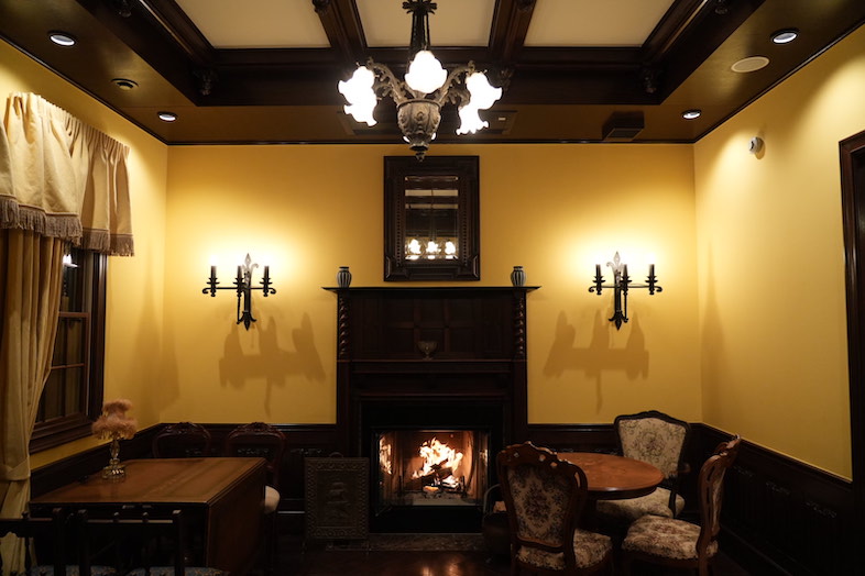 英国洋館スタジオ 地球屋｜【ヴィクトリアサロン】ナイトシーンでは、暖炉の炎が暖かく空間を彩ります