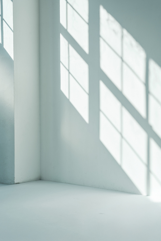 ローズスタジオ南青山｜白壁に落ちる自然光のグラデーションは商品撮影や広告撮影にもフィット