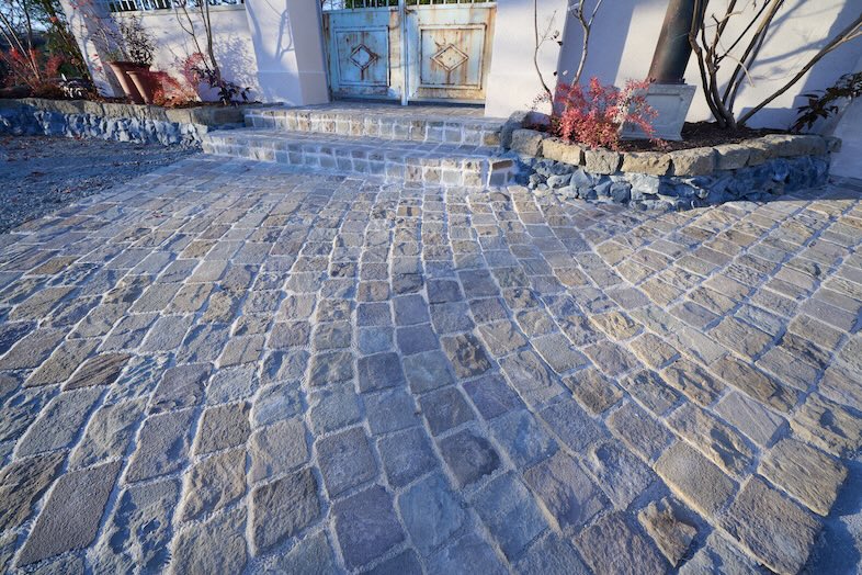 英国洋館スタジオ 地球屋｜石畳のアプローチ