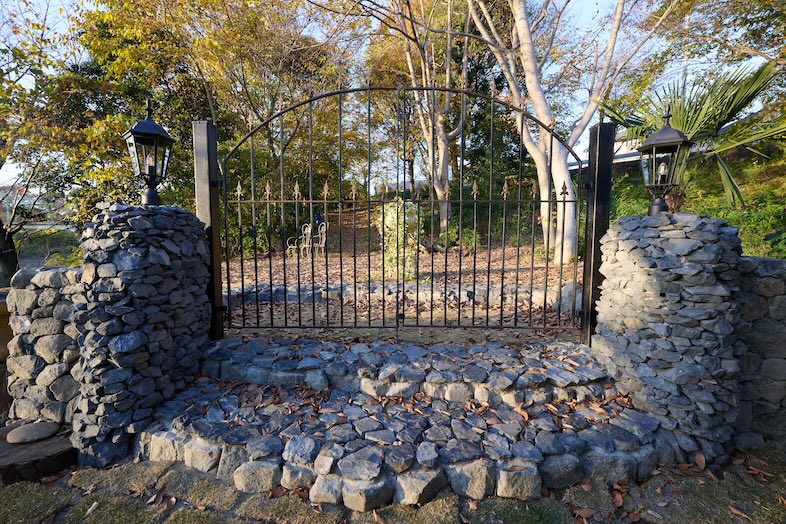 英国洋館スタジオ 地球屋｜歩いているシーンや佇んでいるシーンが画になる屋外カット