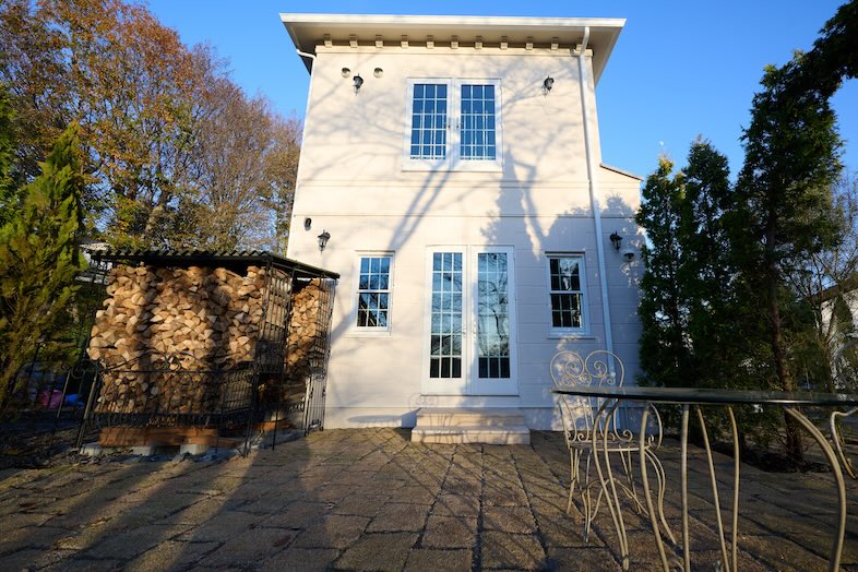 英国洋館スタジオ 地球屋｜洋館や薪を背景に、屋外でのカフェシーン撮影が可能