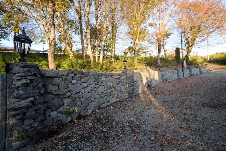 英国洋館スタジオ 地球屋｜洋館背後には石垣と約300坪の森を含む傾斜地あり