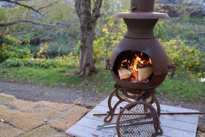 英国洋館スタジオ 地球屋｜英国のガーデンストーブを備えており、実際に火を入れた撮影も可能です。（※要事前相談）