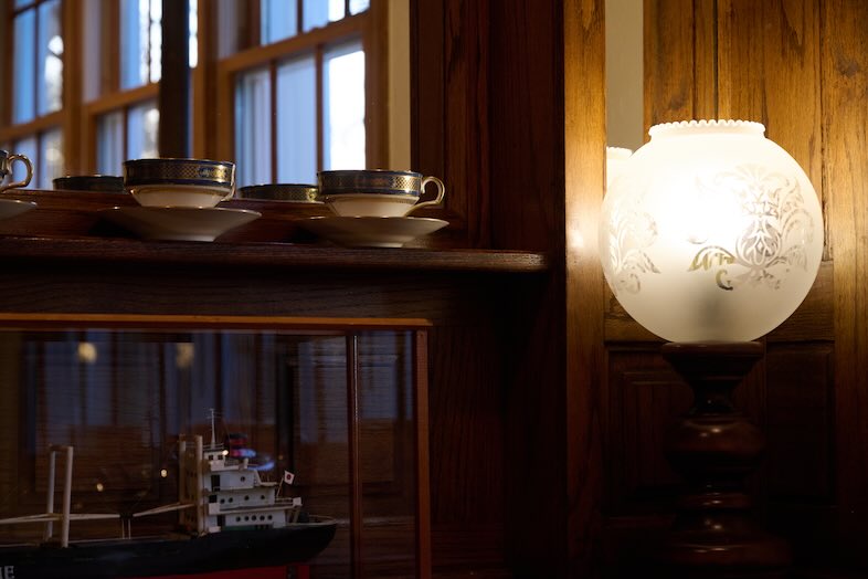 英国洋館スタジオ 地球屋｜【スターラインサロン】こだわり抜かれたアンティーク家具