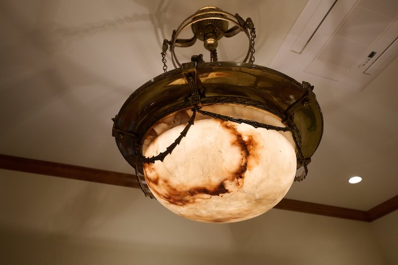 英国洋館スタジオ 地球屋｜【スターラインサロン】真鍮製のシャンデリアが20世紀初頭を表現します