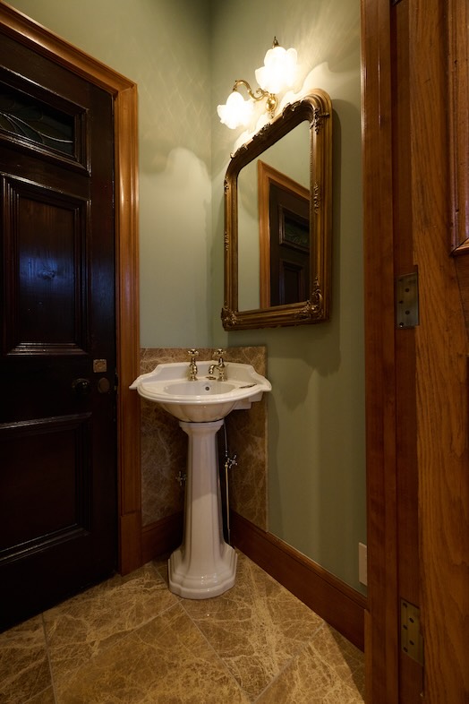 英国洋館スタジオ 地球屋｜【1F 洗面台】英国アンティーク家具・装飾品が常設