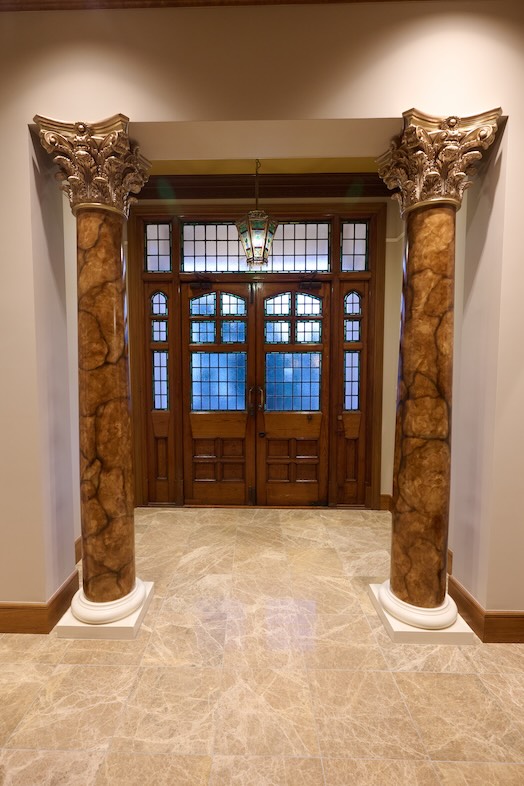 英国洋館スタジオ 地球屋｜パーティシーンや、豪邸シーンなど高級感あふれる撮影に最適な玄関