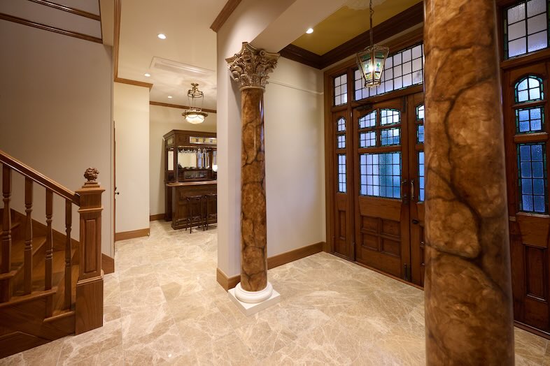 英国洋館スタジオ 地球屋｜大階段と吹き抜けを活かし、ドラマチックな上下構図が撮れる