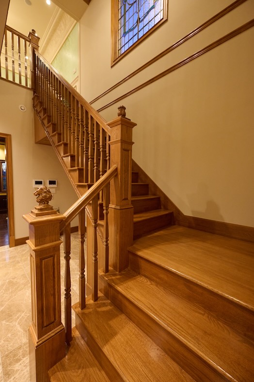 英国洋館スタジオ 地球屋｜大階段にはライオンのオブジェの装飾あり