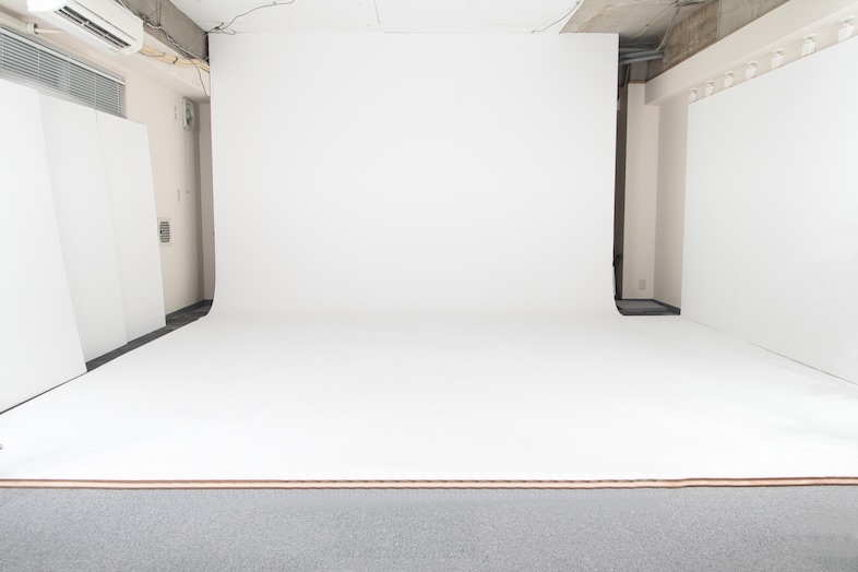 Studio ZONA 市ヶ谷店｜天井高2.9m、引き7.6mの白ホリゾントスタジオ