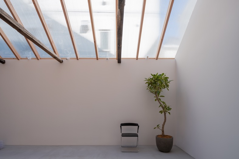 GREEN BOX IKEJIRI｜【1階スタジオ】白塗装の壁と、間接光のようなフワッとした光で撮影可能
