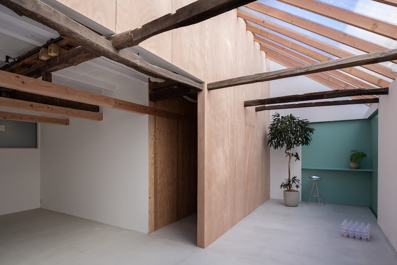 GREEN BOX IKEJIRI｜【1階スタジオ】モルタル床×ポリカーボネイト天井