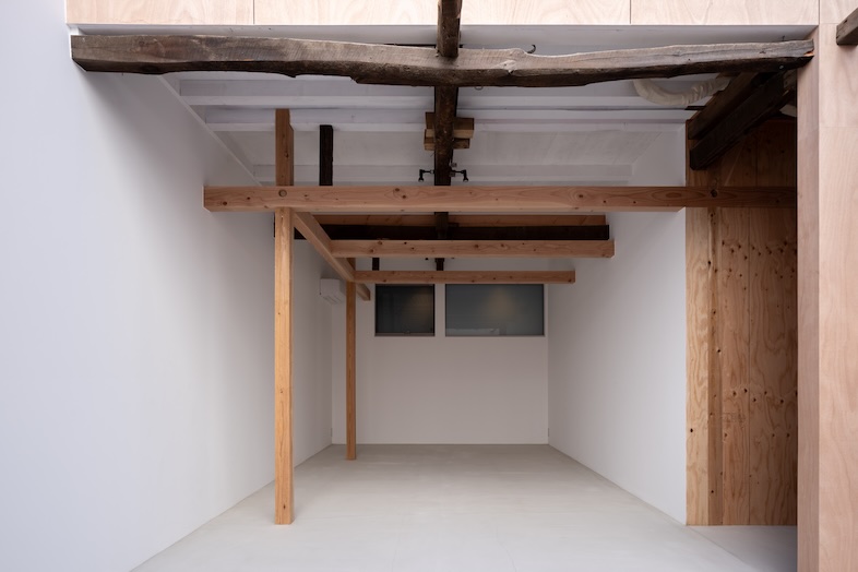 GREEN BOX IKEJIRI｜【1階スタジオ】梁と柱と、白壁が特徴の奥行きのある空間