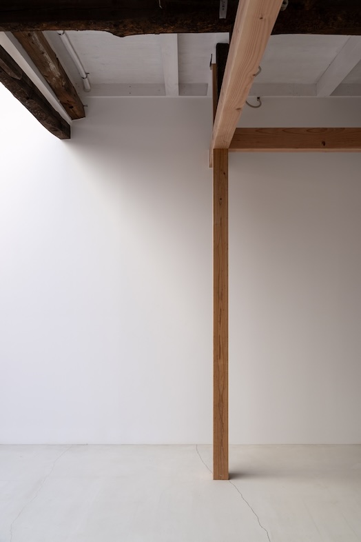 GREEN BOX IKEJIRI｜【1階スタジオ】柱とからめた撮影が可能