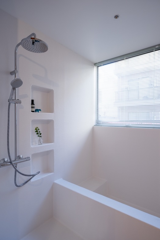 GREEN BOX IKEJIRI｜【1階浴室】床壁は白のFRP、 石灰塗り風の白壁が美しい浴室