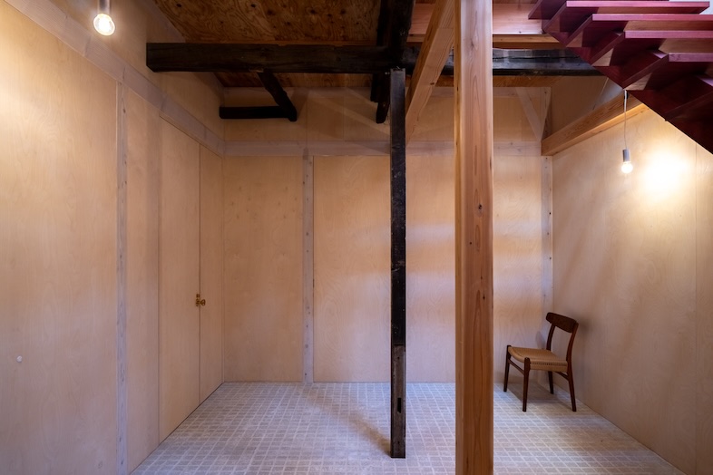 GREEN BOX IKEJIRI｜【1階ホール】ロシアンバーチの展示物が映える木壁