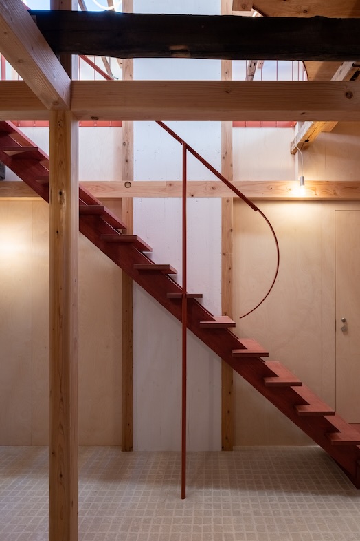 GREEN BOX IKEJIRI｜【1階ホール】ワインレッドの階段・手摺がアクセント