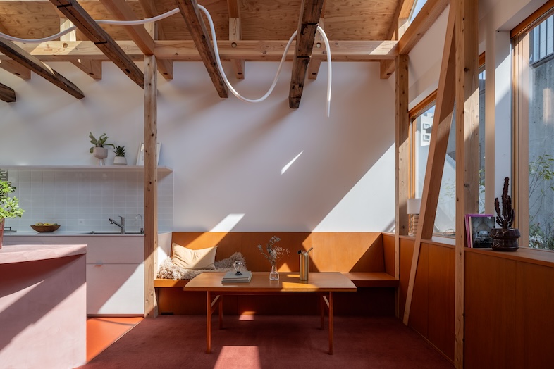 GREEN BOX IKEJIRI｜【2階大部屋】ベンチエリアはリビングシーンの撮影やインタビューシーンに