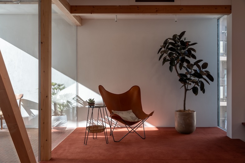 GREEN BOX IKEJIRI｜【2階大部屋】赤いカーペットが上質な室内シーンを演出