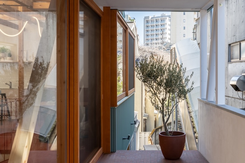 GREEN BOX IKEJIRI｜【2階バルコニー】密集都市空間をバックにエモーショナルな画が撮れる