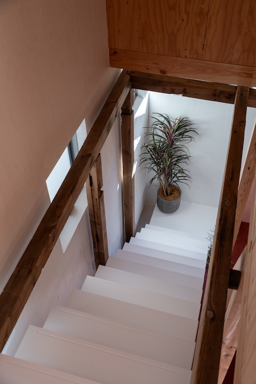 GREEN BOX IKEJIRI｜【3階屋根裏部屋】3階から2階を見下ろす白塗装の階段