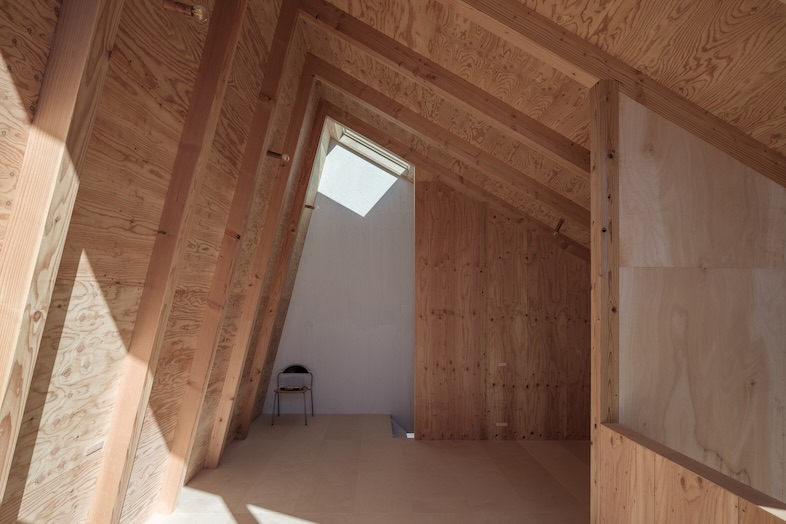 GREEN BOX IKEJIRI｜【3階屋根裏部屋】ロシアンバーチ大板のフローリング