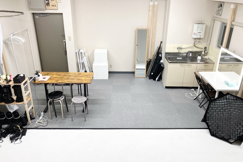 Studio ZONA 市ヶ谷店｜白ホリの向かいは、機材置き場や演者の待機場所として使っていただけます