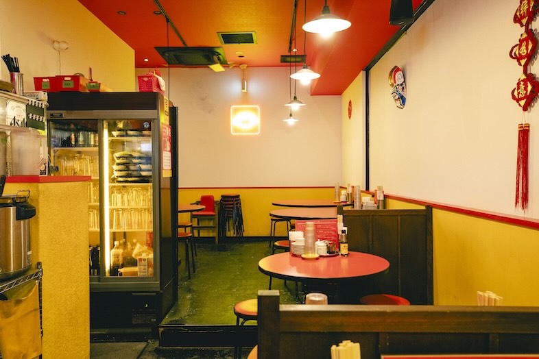 本格餃子「包」｜冷蔵ショーケースが並ぶ店内奥