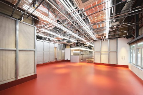 奥行きのある直線構図は展示会やランウェイ風演出も可能