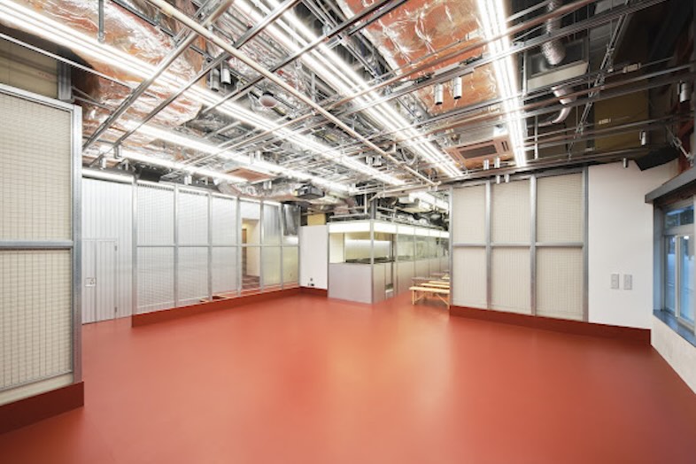 Park in Park｜赤床と天井配管のインダストリアル感は世界観重視のビジュアル撮影にもフィット