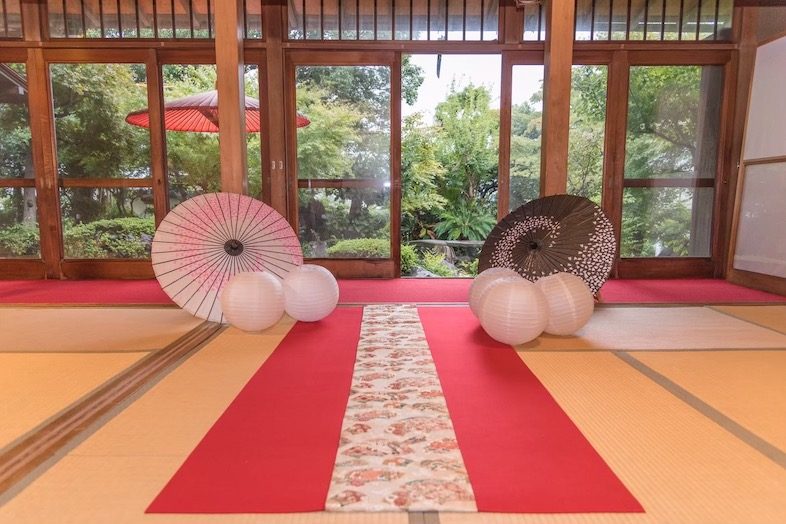 飯田屋｜庭園を望む縁側と和傘を背景に撮影可能