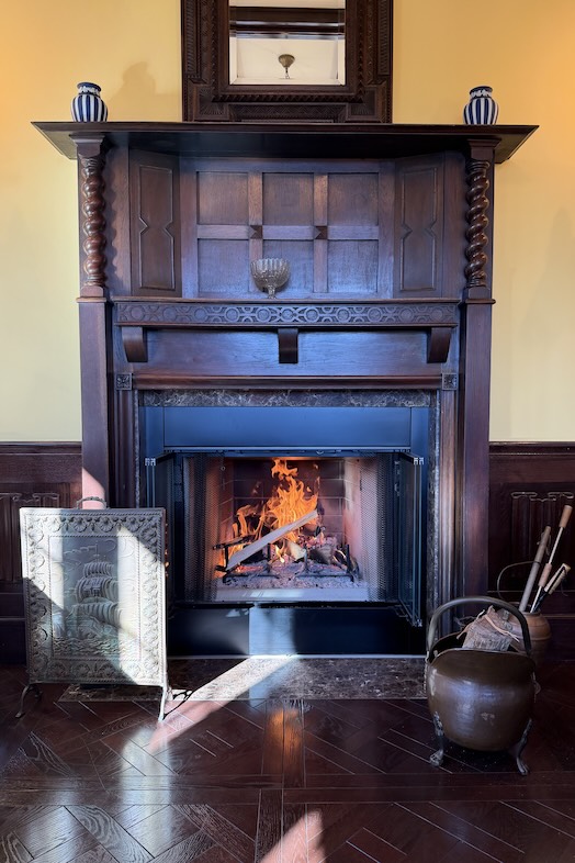 英国洋館スタジオ 地球屋｜【ヴィクトリアサロン】暖炉のあるサロンでは、物語性のある室内シーンを撮影可能