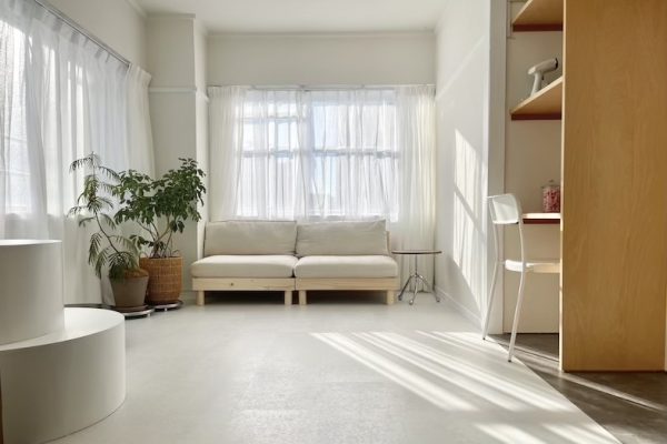 【White room】白壁・白床に自然光が回り込む、抜けのある空間