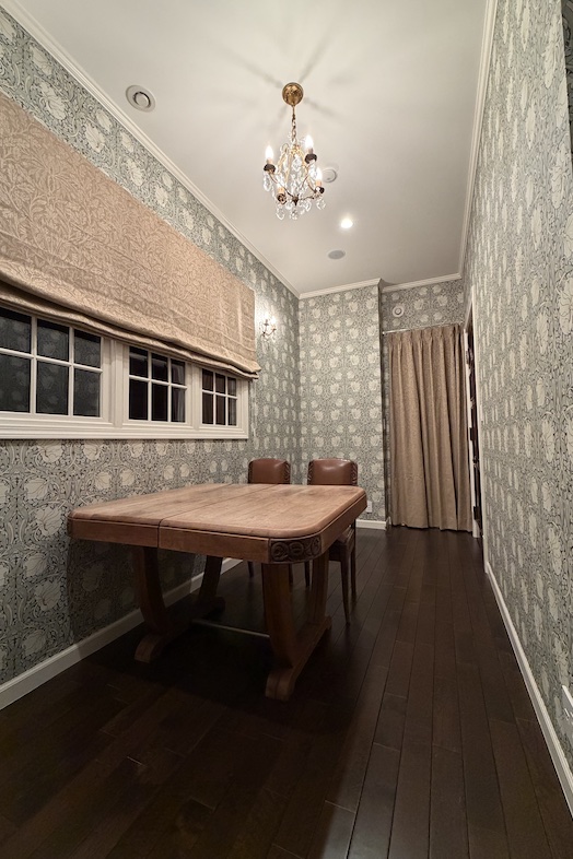 英国洋館スタジオ 地球屋｜【クイーンズサロン】ウェリアム・モリスの壁紙を施した、英国らしい空間